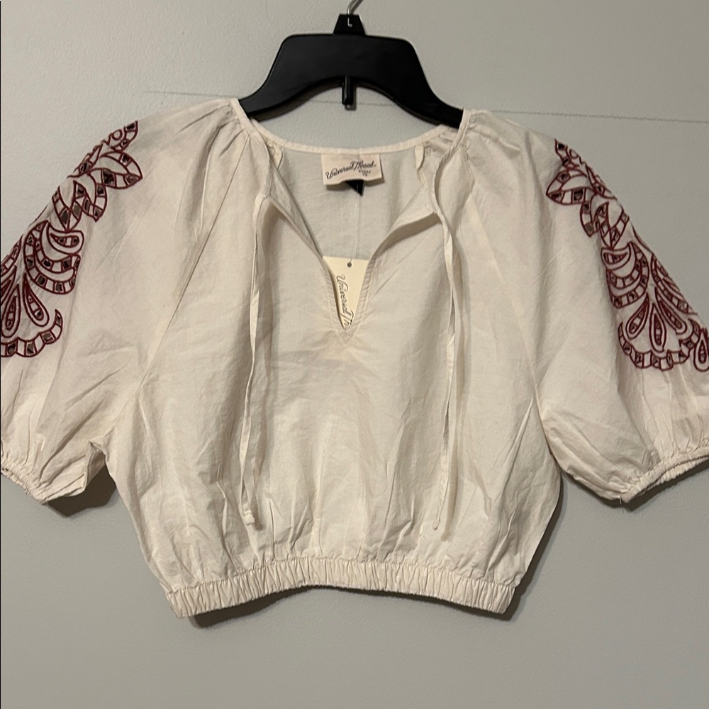 Universal Thread Cream Blouse with Red cut outs on sleeve. Boho. Crop. XS. NWT.